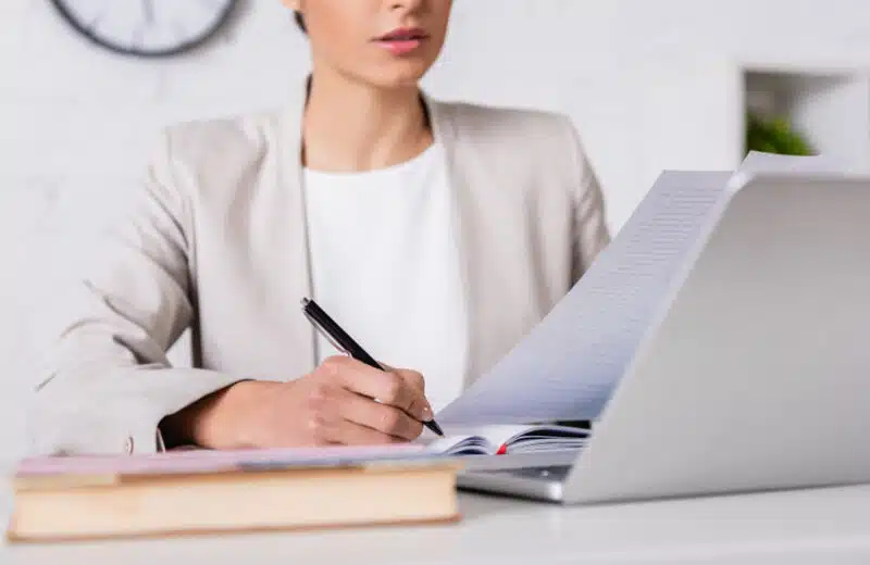 Travailler à l’étranger : l’importance de la traduction assermentée de documents officiels