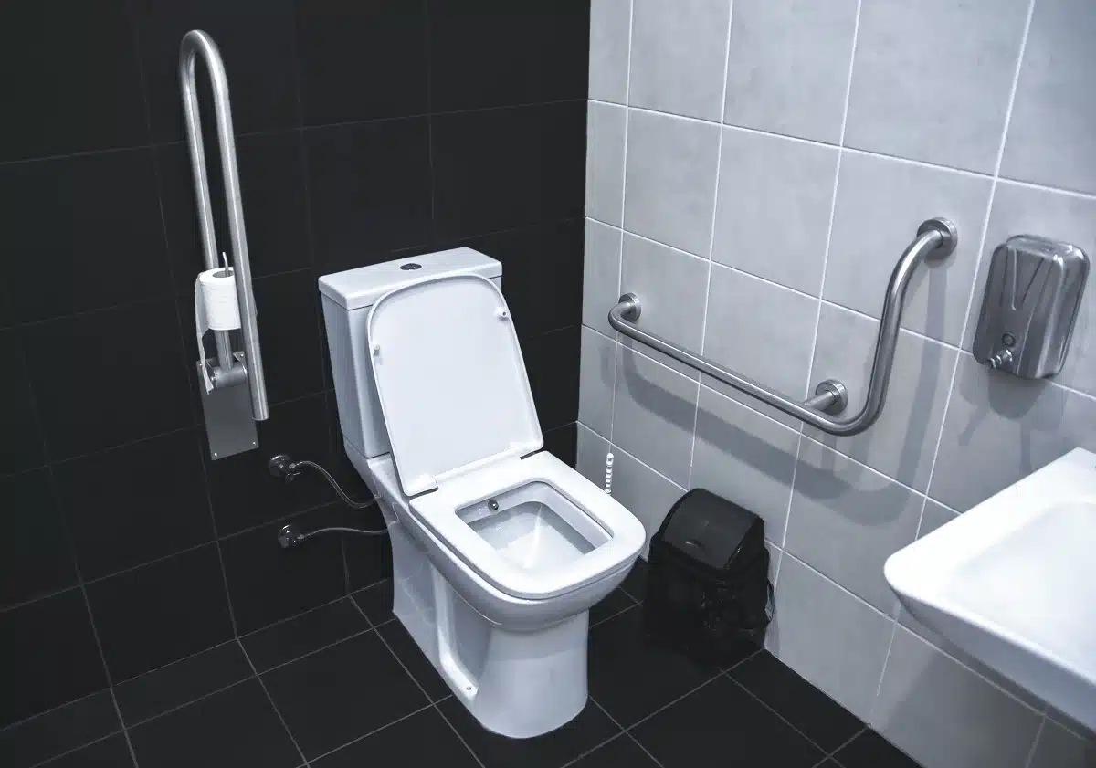 Aménagement des toilettes pour les personnes à mobilité réduite les normes en vigueur