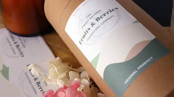 Un packaging en carton avec un autocollant en papeir biodégradable