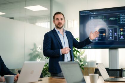 Consultant en informatique devant un tableau digital moderne