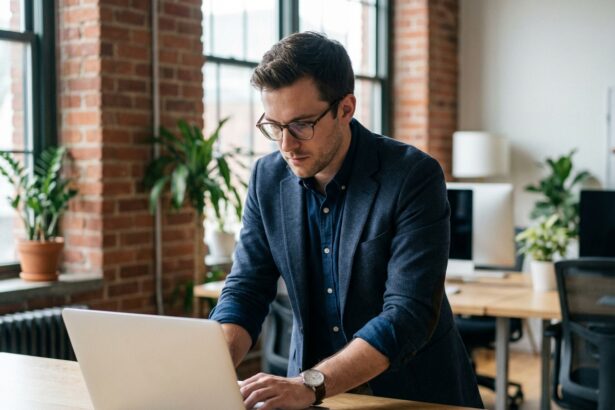 Jeune informaticien français travaillant sur un ordinateur portable