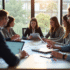 Groupe de professionnels discutant stratégies marketing