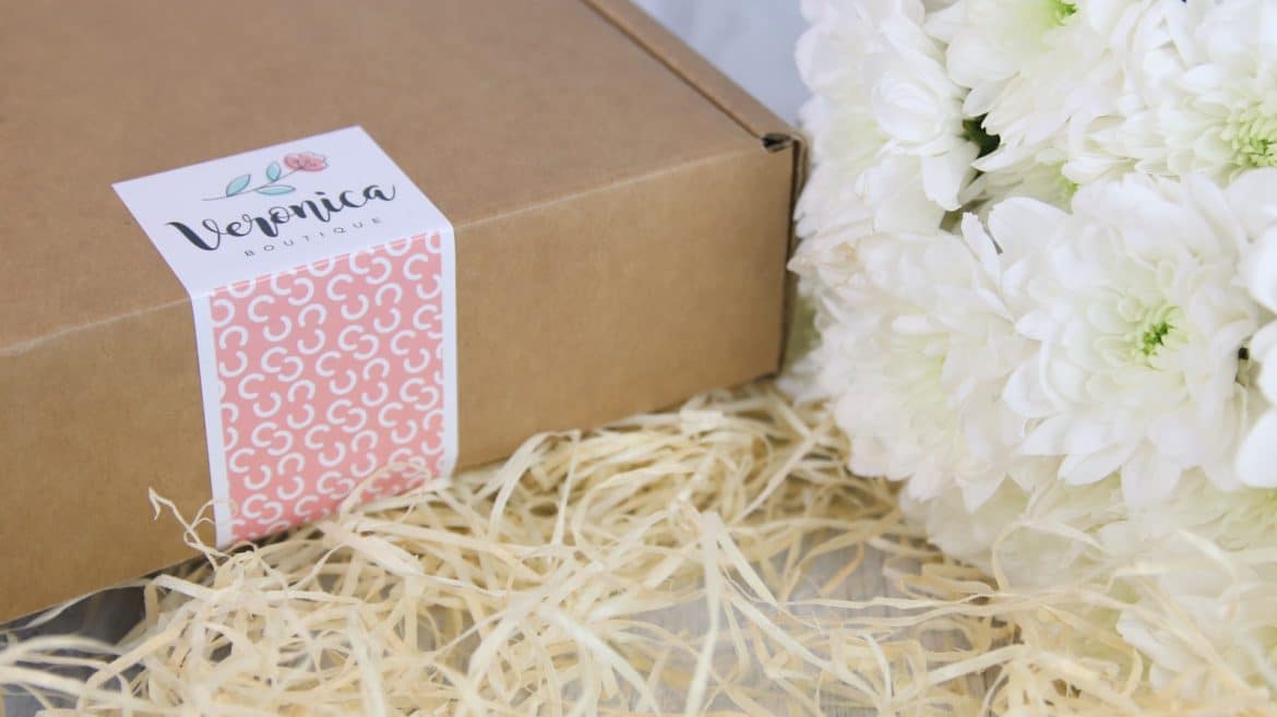 Une boite en carton avec un sticker fleuri