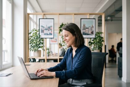 Jeune femme au bureau coworking à SaintÉtienne
