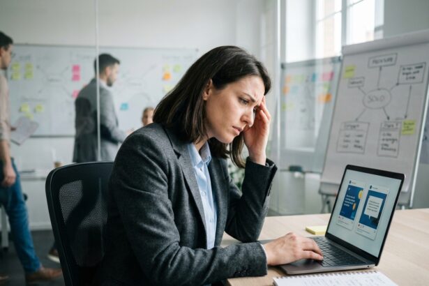 Jeune femme en bureau compare deux campagnes sociales