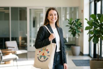 Jeune femme professionnelle souriante avec tote bag dans un bureau