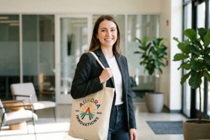 Jeune femme professionnelle souriante avec tote bag dans un bureau