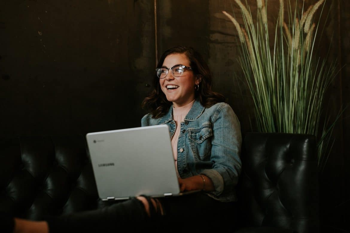 une femme travaillant sur son ordinateur
