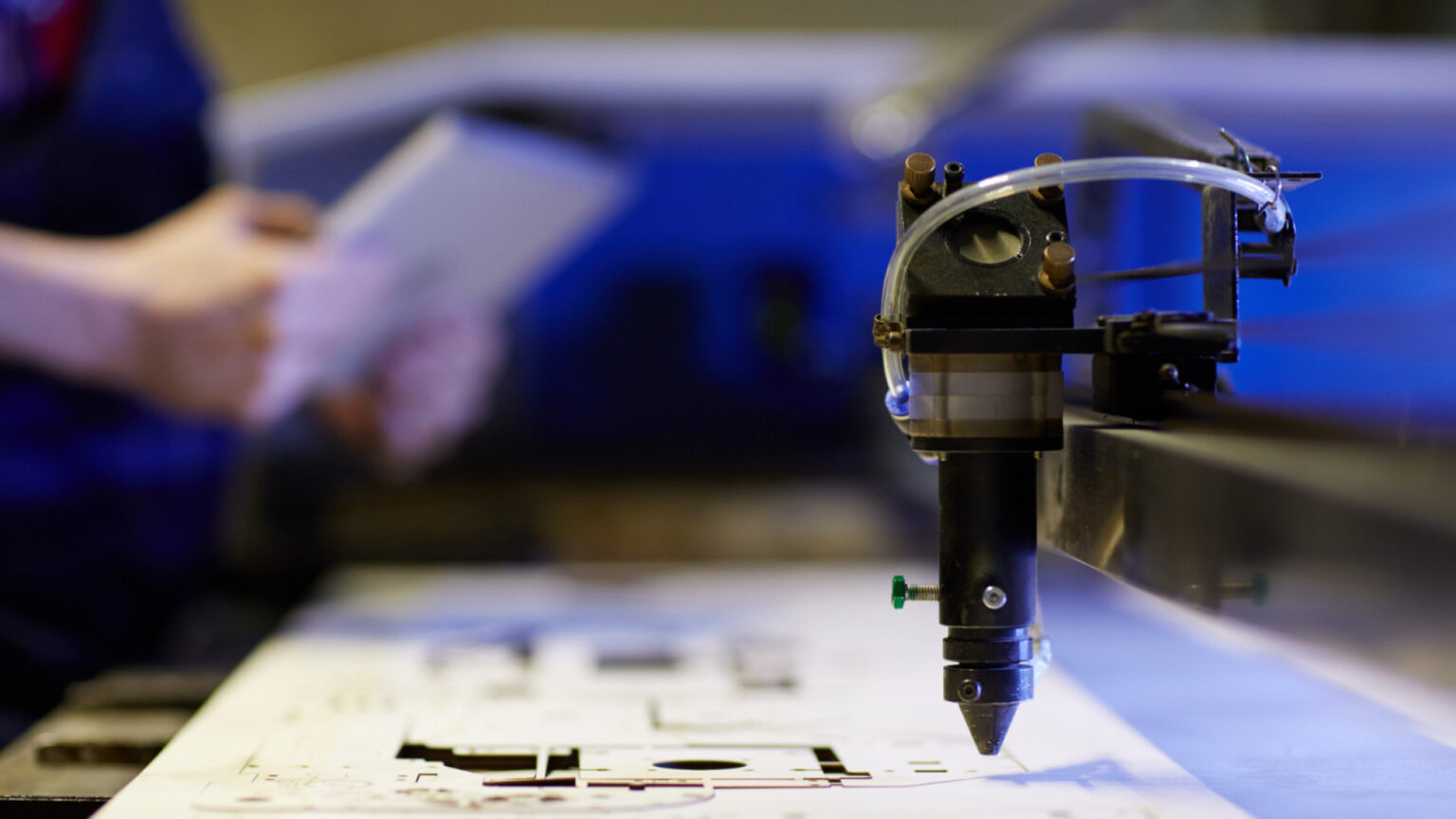 Sous-traitance industrielle : usinage CNC ou découpe laser, quelles solutions choisir ?