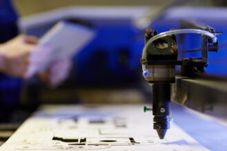 Sous-traitance industrielle : usinage CNC ou découpe laser, quelles solutions choisir ?