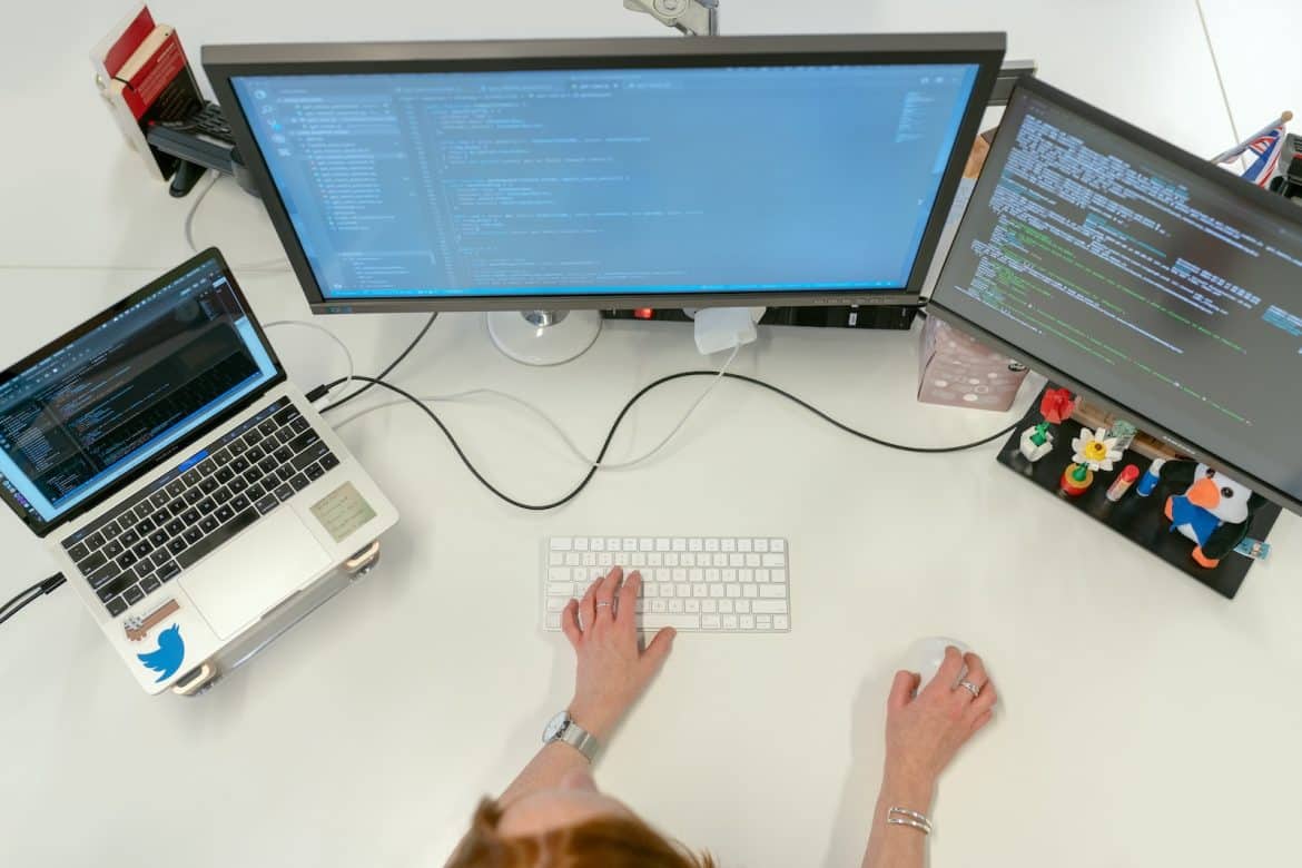 Une personne utilisant une CRM